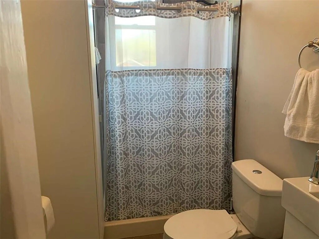 Building Photo - Room in Duplex on Jackson St