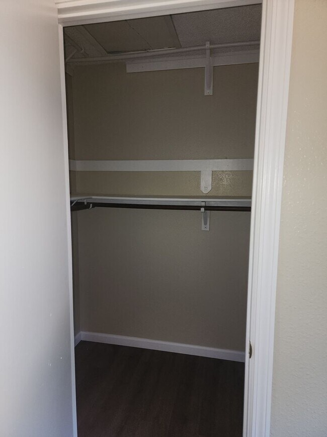 Building Photo - 3 Bedroom 2 Bathroom with Garage and Washe...