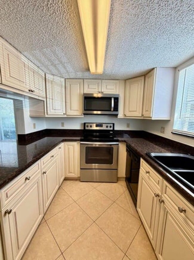 Building Photo - 6308 La Costa Dr