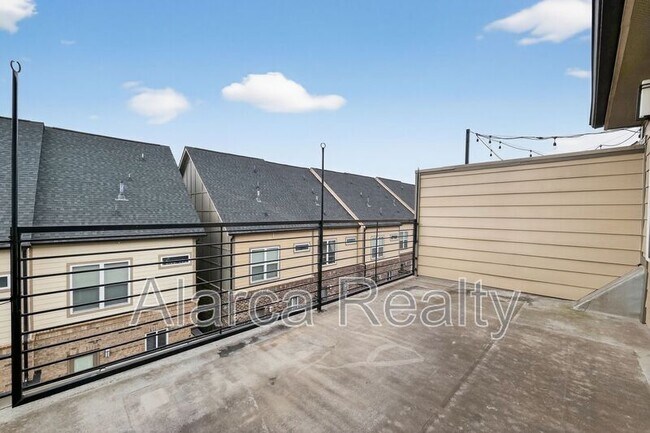 Building Photo - 2727 Grand Union Way