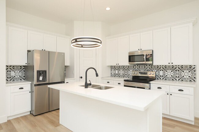 Building Photo - For Lease | 4 Bed, 2.5 Bath | 1,450 Sq Ft |