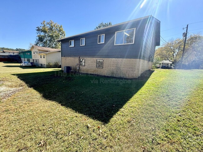 Building Photo - 6311 Rosemary Dr