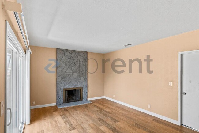 Building Photo - Unit