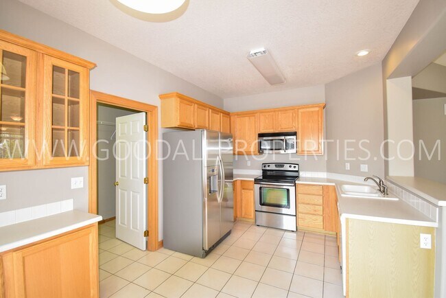 Building Photo - 2 Bedroom 2 bath Town Home in West Des Moines