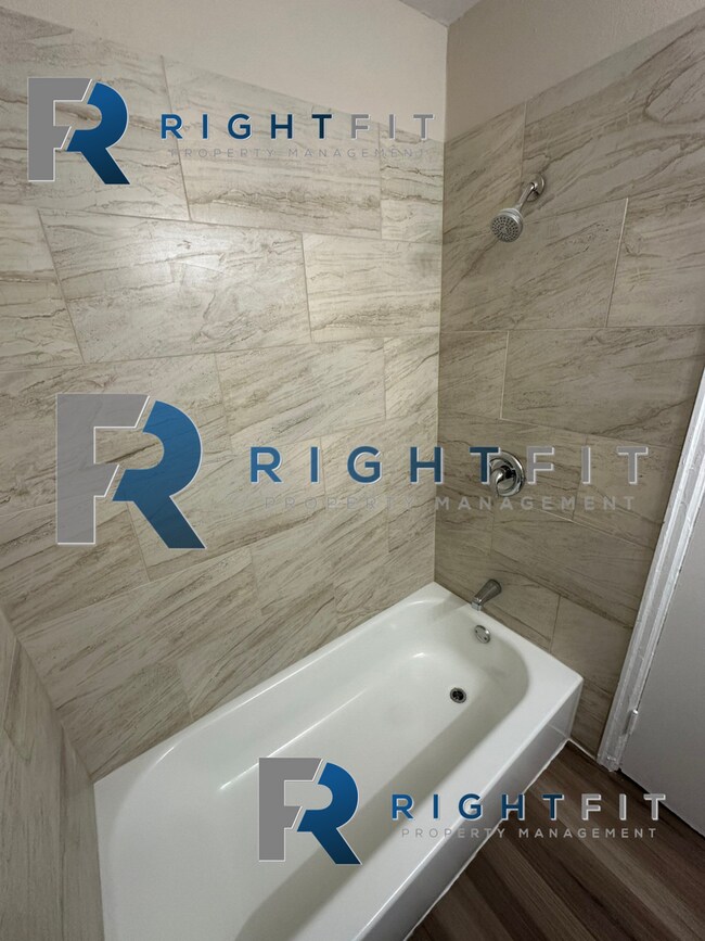 Building Photo - Charming House in Dayton