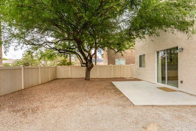 Building Photo - Beautiful 2-story home featuring 4 bedroom...