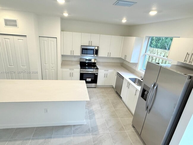 Building Photo - 234 SE 10th St