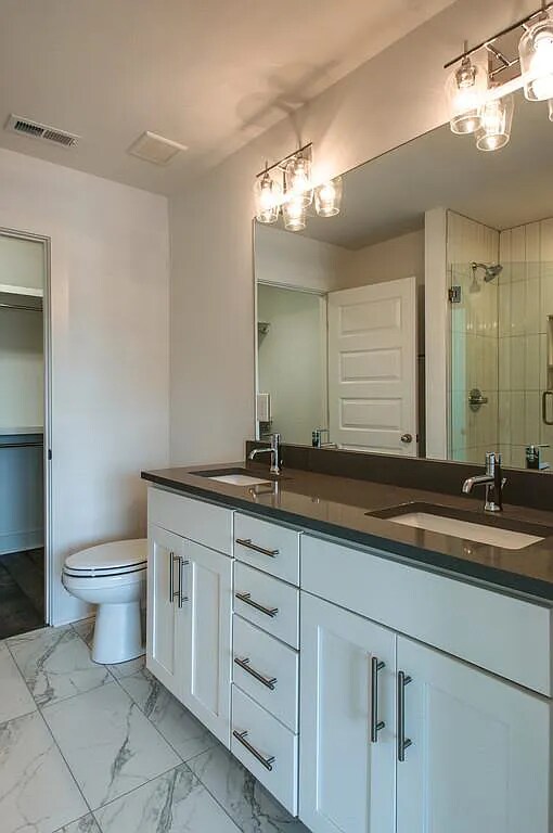 Building Photo - Spacious Townhome w/garage