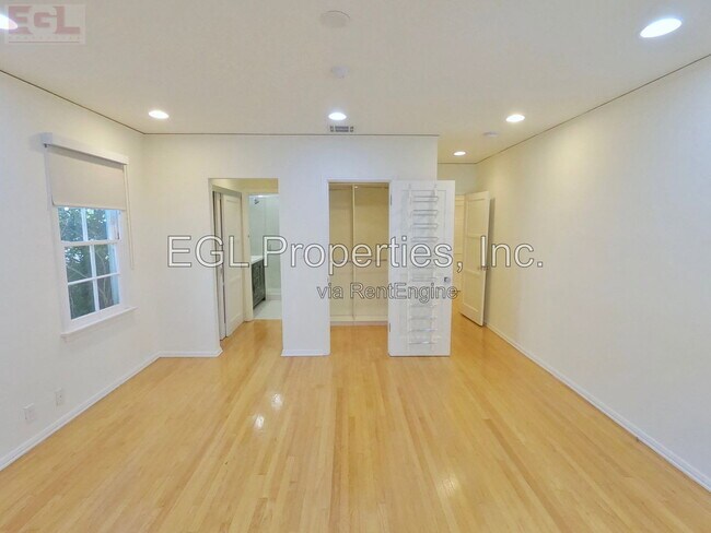 Building Photo - 10749 Wellworth Ave