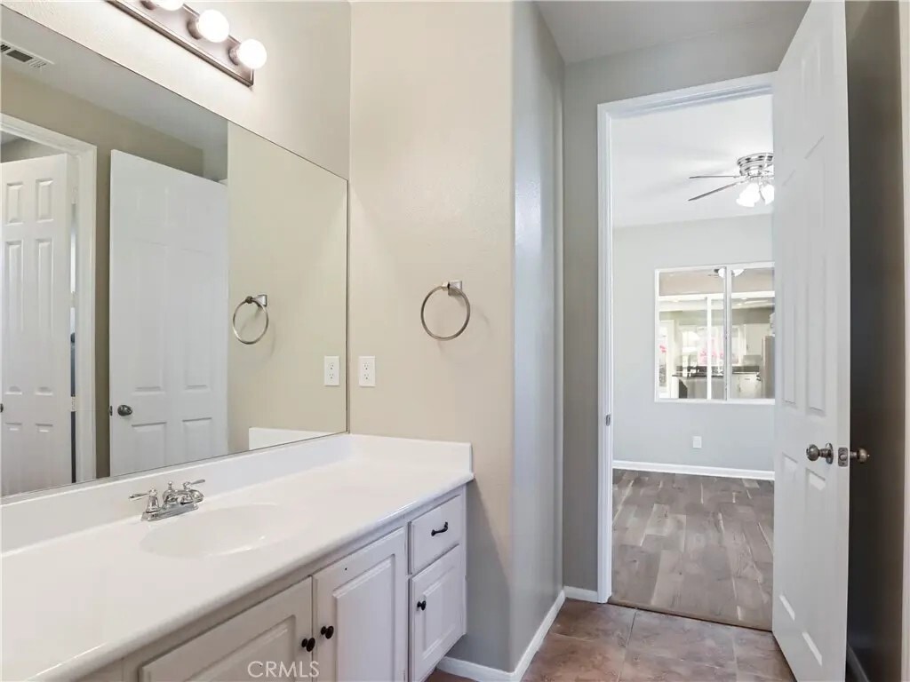 Jack-n-Jill Bathroom - 11875 Morning Star Dr