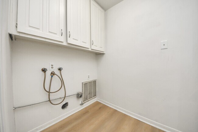 Building Photo - 10743 Boardwalk St