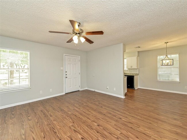 Building Photo - 1010 Cushing Dr