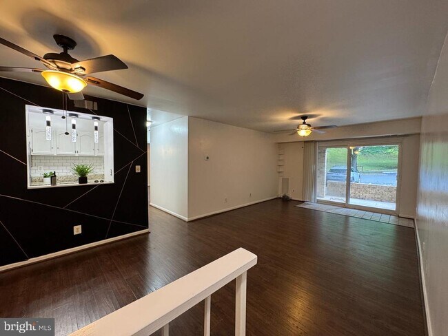 Building Photo - 5916 Cove Landing Rd