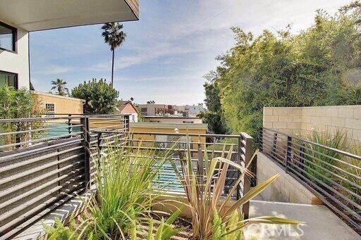 Building Photo - 1223 Larrabee St