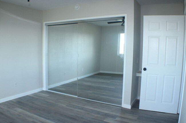 Building Photo - Beautiful Rental with Fireplace, Granite C...