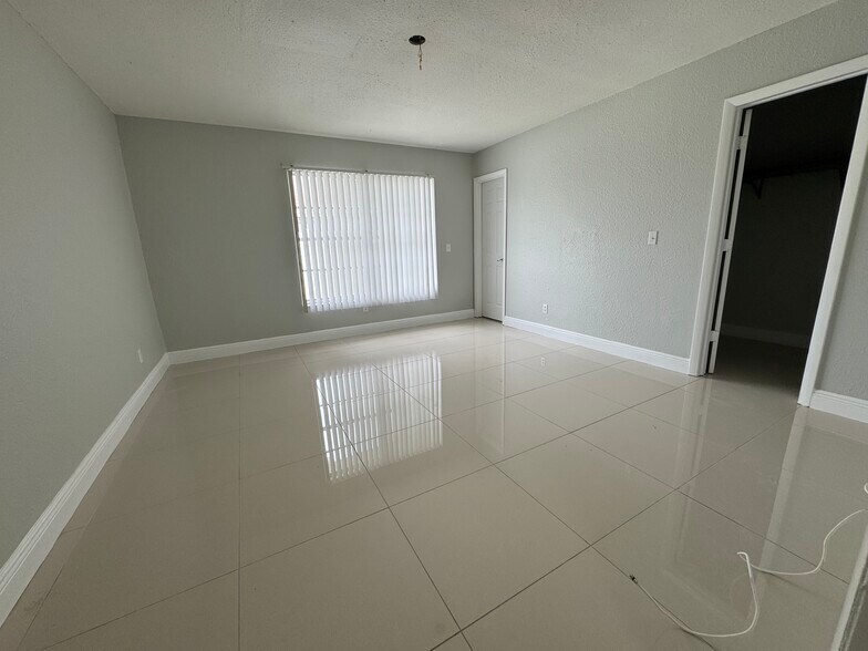 LARGE Master Bedroom with walk-in closet - 3633 Country Club Blvd