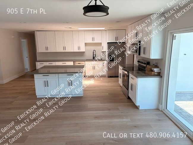 Building Photo - 905 E 7th Pl