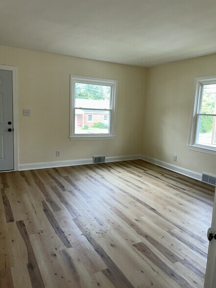 Building Photo - Room in Duplex on Richardson Ave