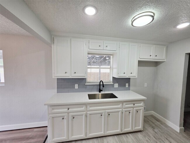 Building Photo - 9713 Yuma St