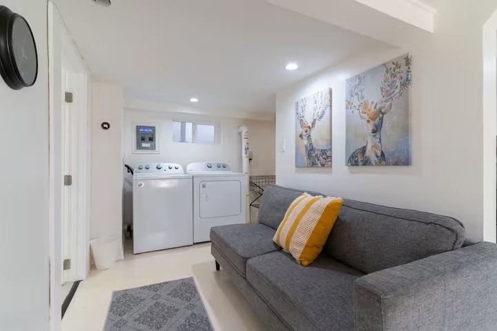 Building Photo - 1428 NE Adams St