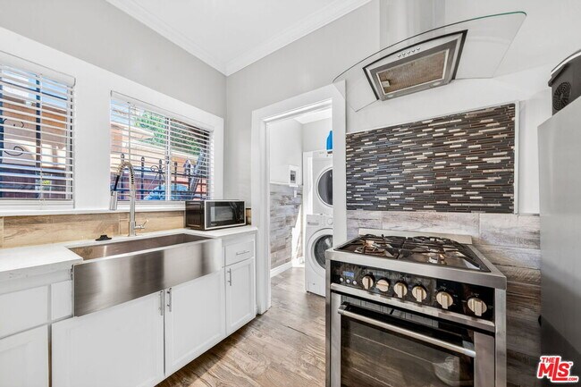 Building Photo - 5915 Lexington Ave