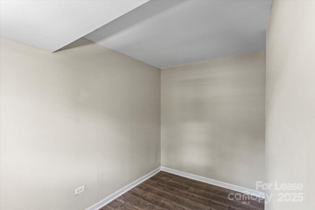 Building Photo - 904 Edgewood Cir