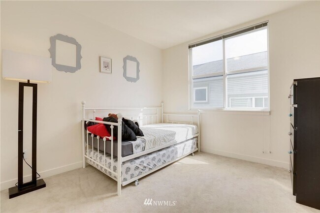Building Photo - Beacon Hill 3bed 2.5bath Home