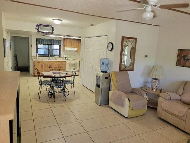 Building Photo - Quaint yet spacious 2/1 duplex avaliable f...