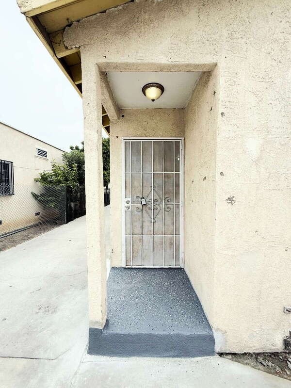 Building Photo - 1325 W 58th St
