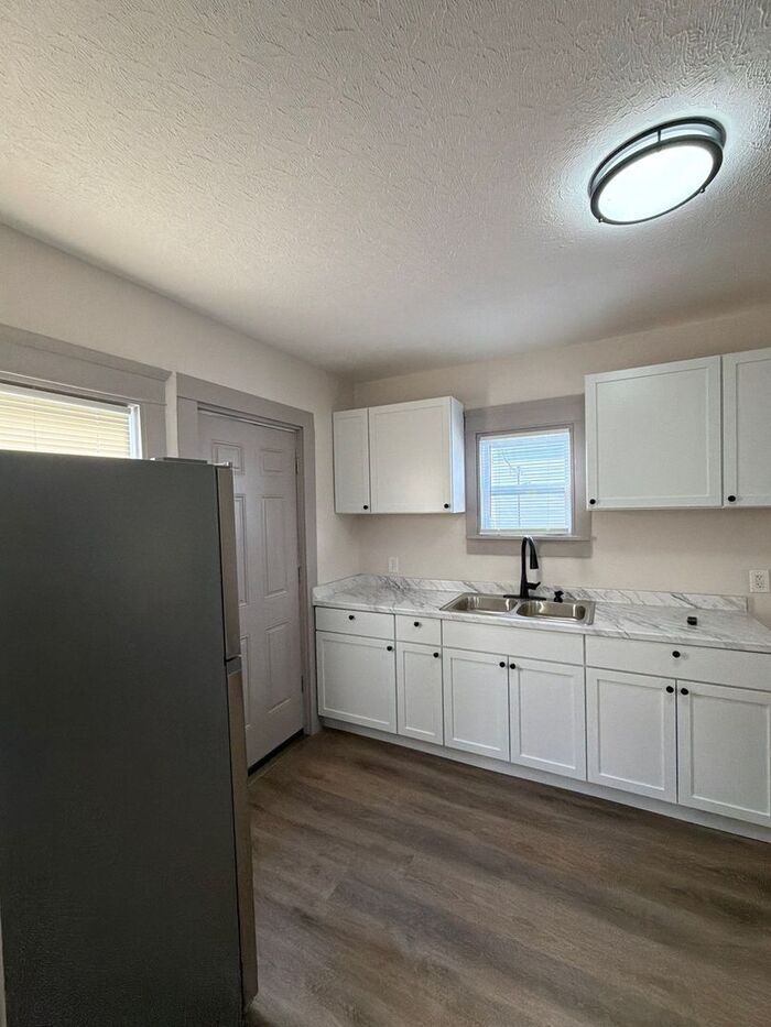 Building Photo - 1927 Merl Ave