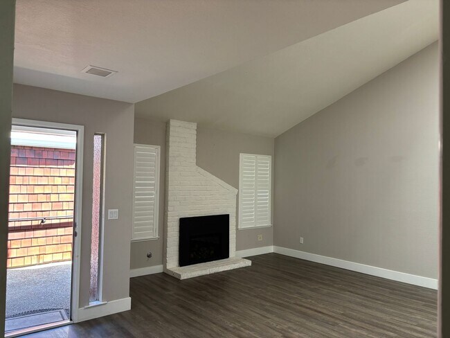 Building Photo - Rare 3 bedroom, 2 bathroom unit in the desirable Lincoln Village West neighborhood! Nearly 1350 s...