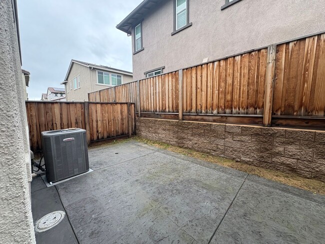 Building Photo - Beautiful 4 Bedroom 2.5 bath Home In Oakley with Solar