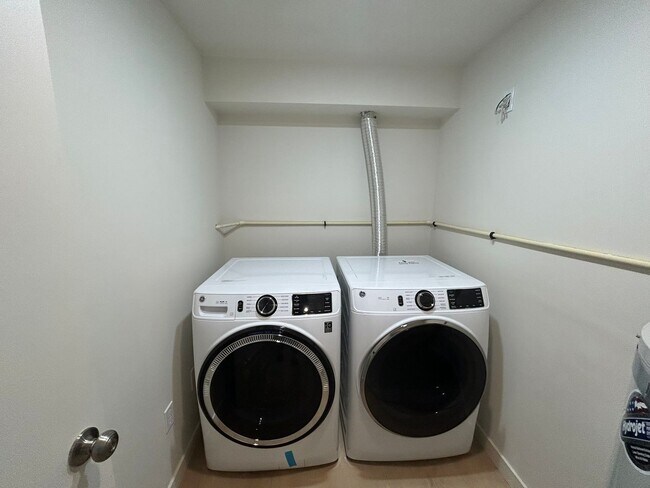 Building Photo - 2 Bedrooms on the Beach, W/D in Unit, Incr...