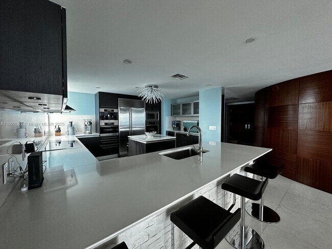 Building Photo - 17001 Collins Ave