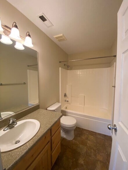 Building Photo - 1148 Northfield Rd