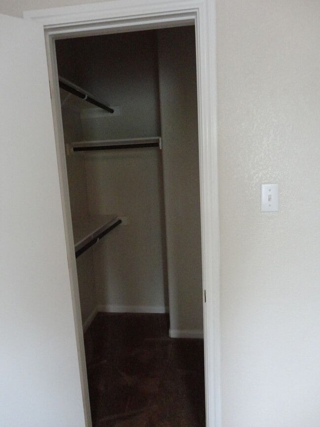 Building Photo - Nice 4 bedroom house close to down town!