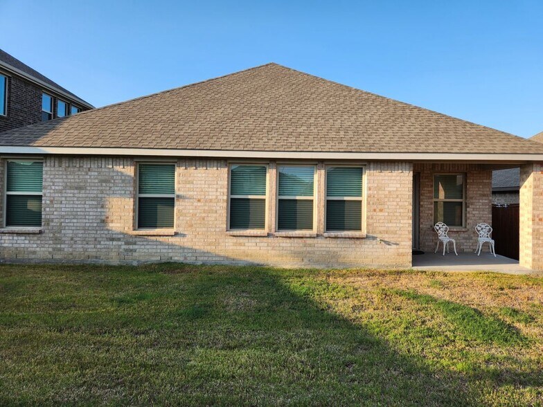 Building Photo - 1007 Marigold St