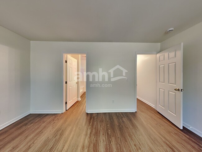 Building Photo - 127 Bathurst Ln