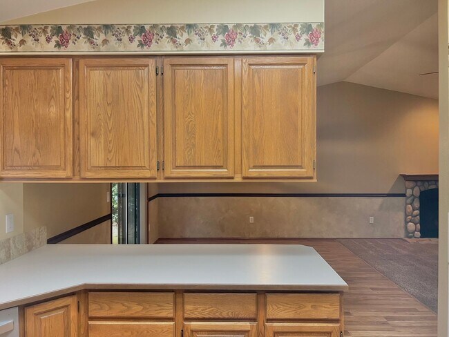 Building Photo - Charming Rambler 3-Bed/2-Bath Available Now!