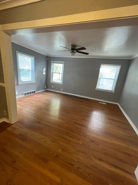 Building Photo - 5928 Fontana St