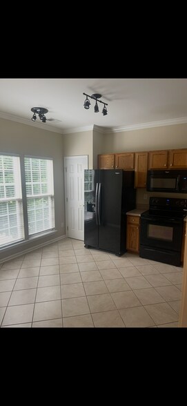Building Photo - Room in Townhome on Reese Blvd W