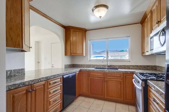 Building Photo - Charming 2BR Home with Attached Garage, Private Patio and a Friendly Community!