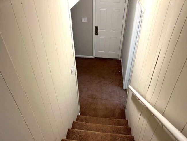 Building Photo - THREE BEDROOM/TWO BATH SPACIOUS HOME - CENTRAL LOCATION