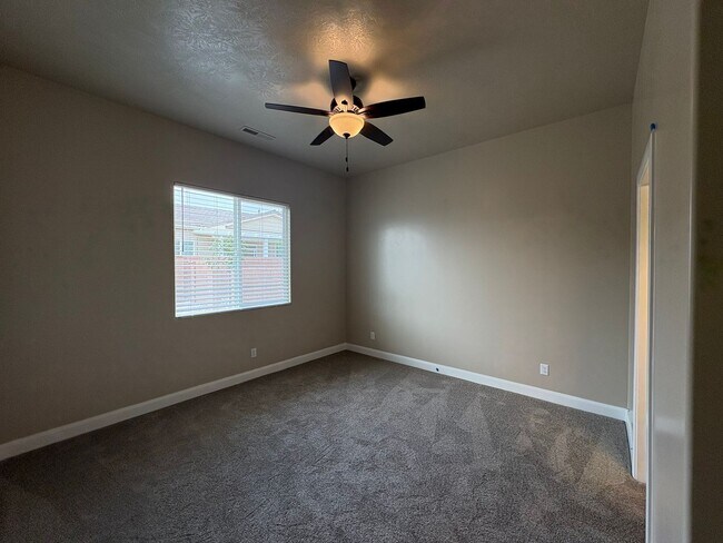Building Photo - Townhome in Hurricane