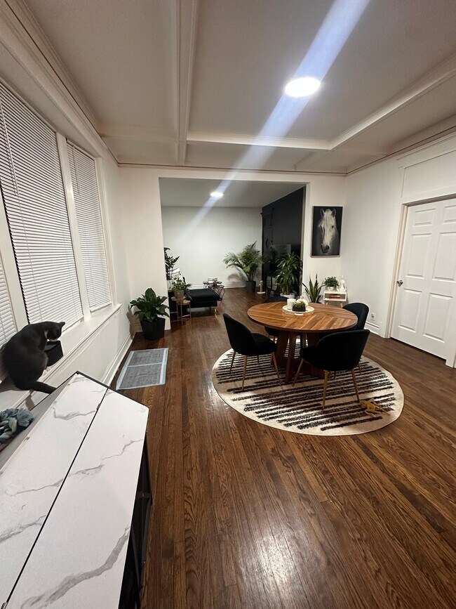 Building Photo - 3706 W Roscoe St