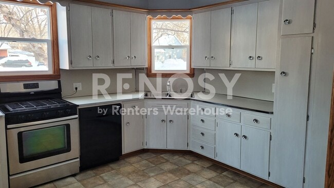 Building Photo - 4BD/2BA in Newport Available Now!