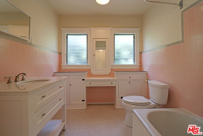 Building Photo - 523 N Gower St