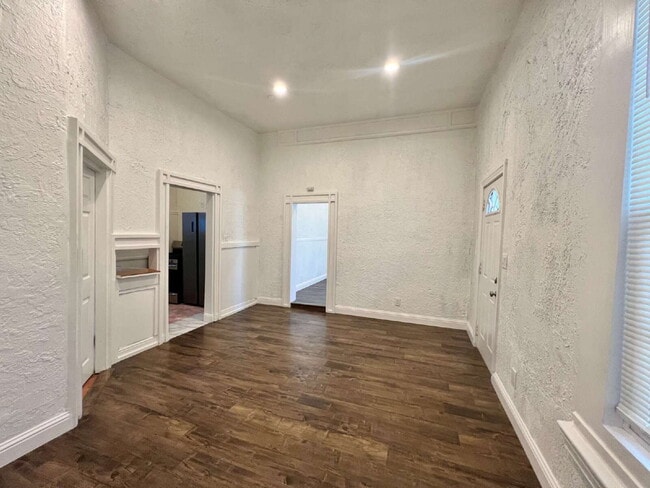 Building Photo - Bottom Unit with Tall Ceilings W/ Backyard