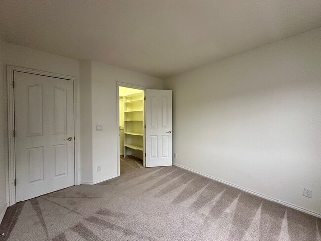 Building Photo - Large Three Bedroom Home in the Hills of West Salem