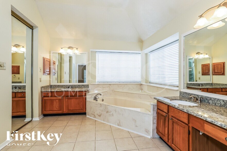 Building Photo - 20514 Hampshire Rocks Dr